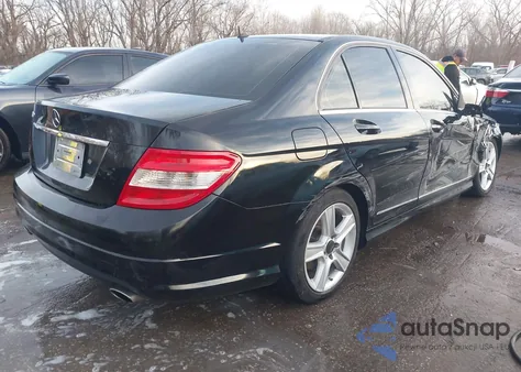 2011 Mercedes-Benz C 300 Sport 4Matic z USA, uszkodzony, nr VIN WDDGF8BB3BR167936